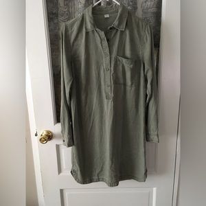 STUNNING SHIRTDRESS.